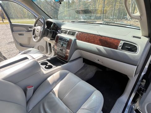 Used 2011 Chevrolet Tahoe LT image 2