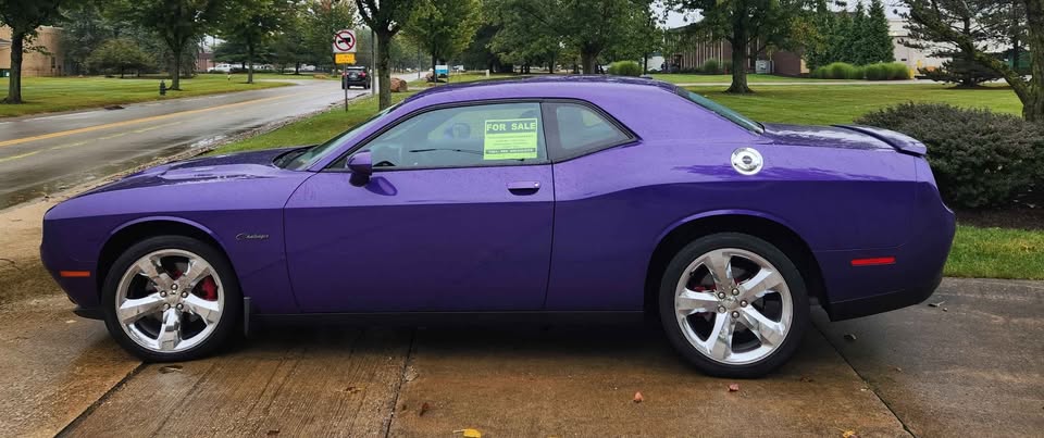 Used 2016 Dodge Challenger R/T RWD image 1