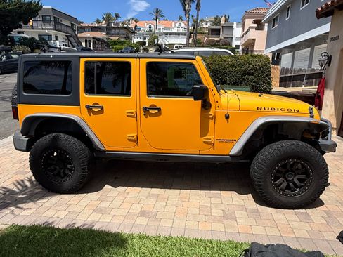 Used 2013 Jeep Wrangler Unlimited Rubicon w/ Connectivity Group AWD/4WD image 4