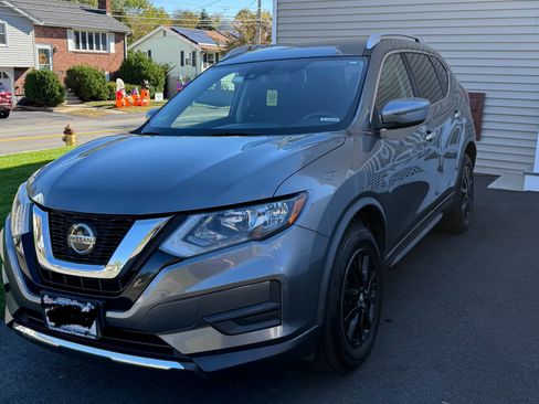 Used 2019 Nissan Rogue SV image 1