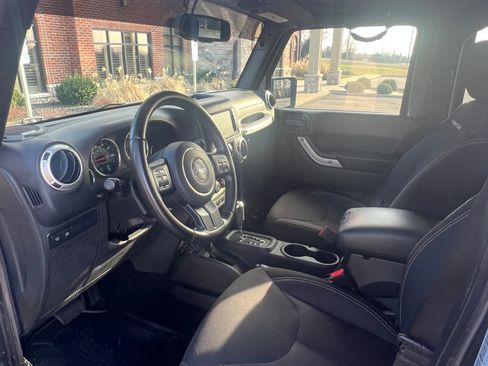 Used 2017 Jeep Wrangler Unlimited Rubicon w/ Connectivity Group AWD/4WD image 14