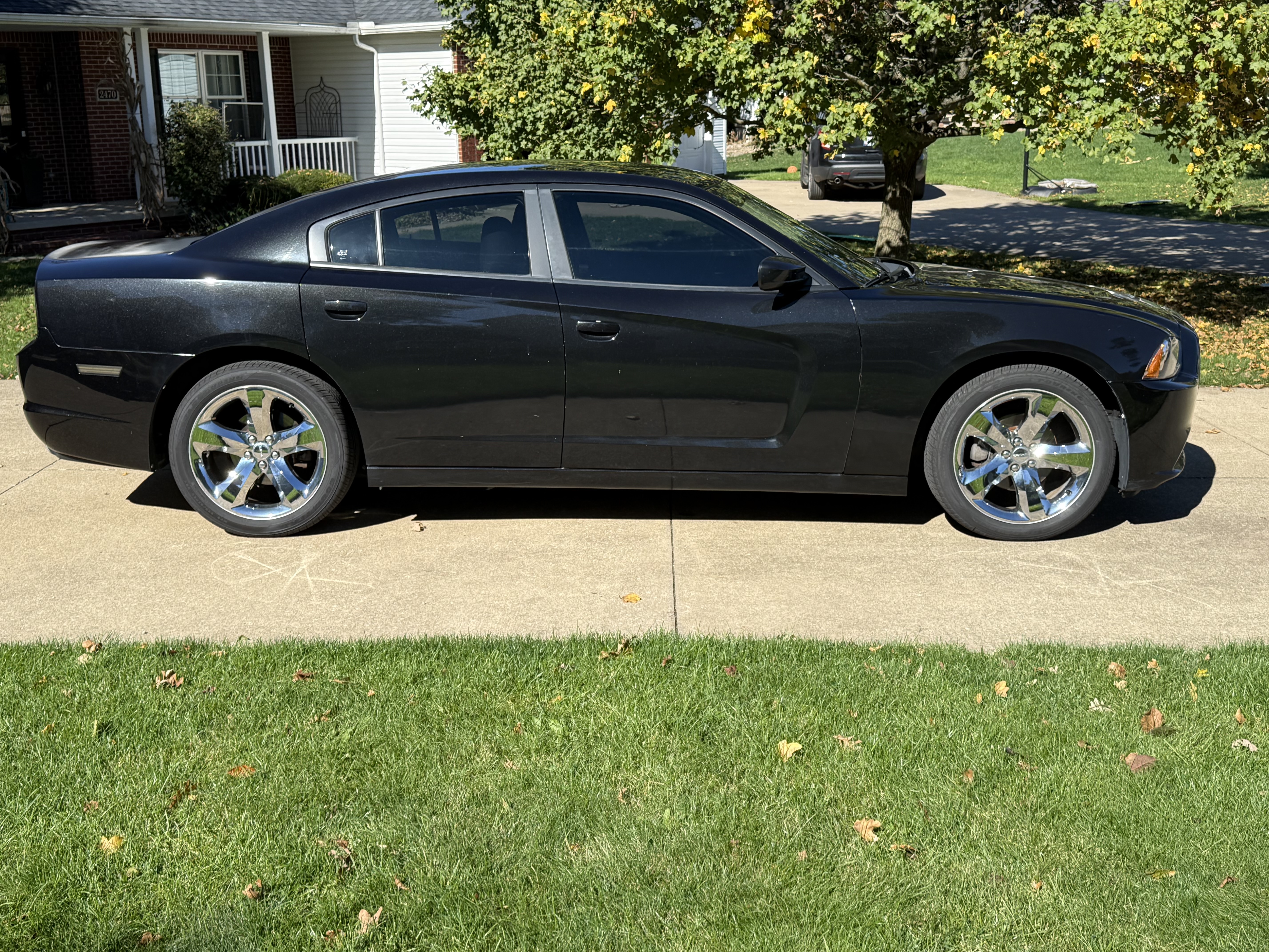 Used 2011 Dodge Charger SE RWD image 2