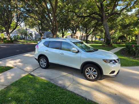 Used 2016 Nissan Rogue SV FWD image 2