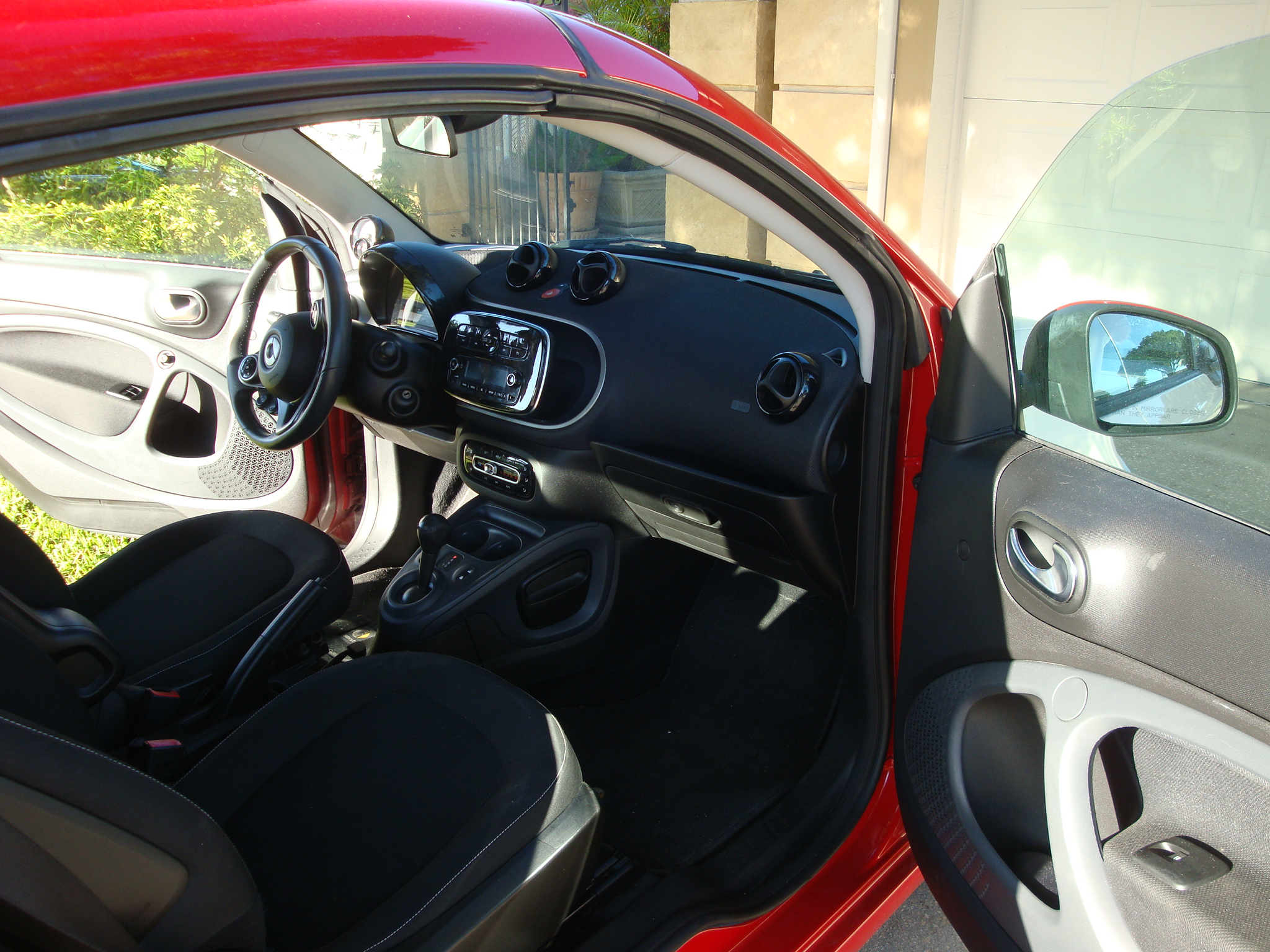 Used 2017 smart fortwo passion RWD image 10