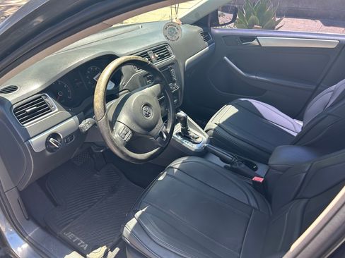 Used 2011 Volkswagen Jetta SEL FWD image 5