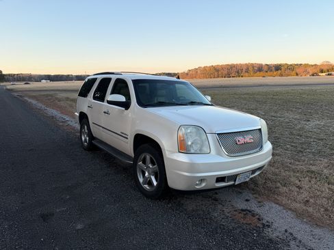Used 2011 GMC Yukon Denali image 2