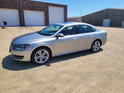 Used 2014 Volkswagen Passat TDI SE image 2