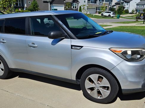 Used 2016 Kia Soul FWD image 1