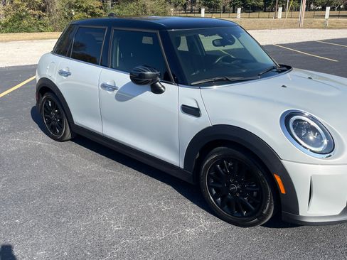 Used 2022 MINI Cooper 4-Door Hardtop image 2