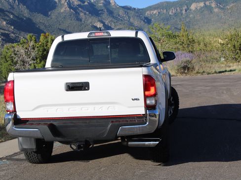 Used 2017 Toyota Tacoma TRD Off-Road w/ Tow Package (A/T) AWD/4WD image 8