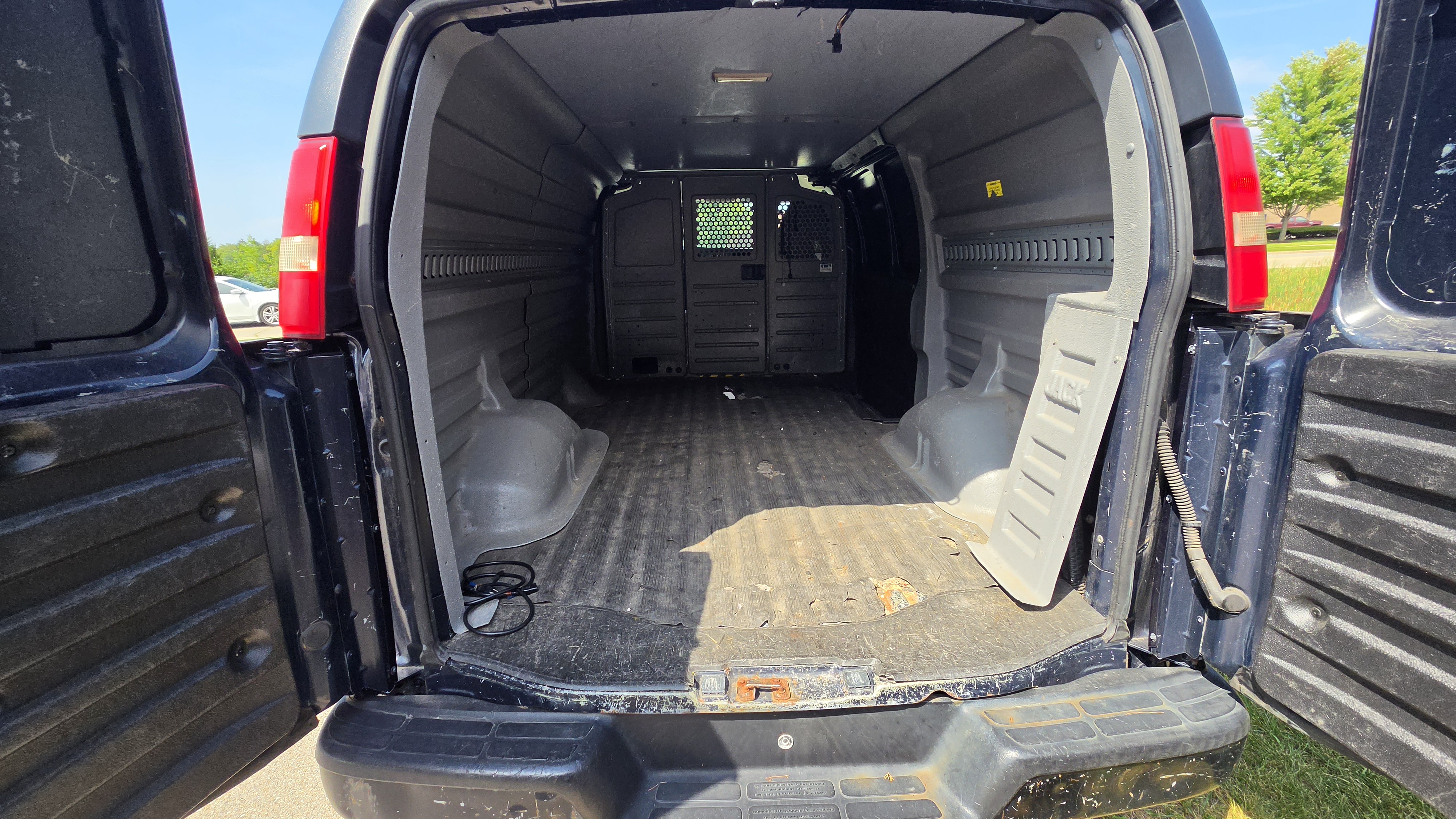 Used 2012 Chevrolet Express 2500 w/ Power Package RWD image 4