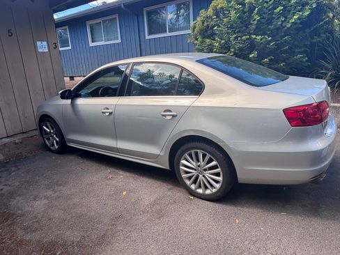 Used 2011 Volkswagen Jetta SEL FWD image 2
