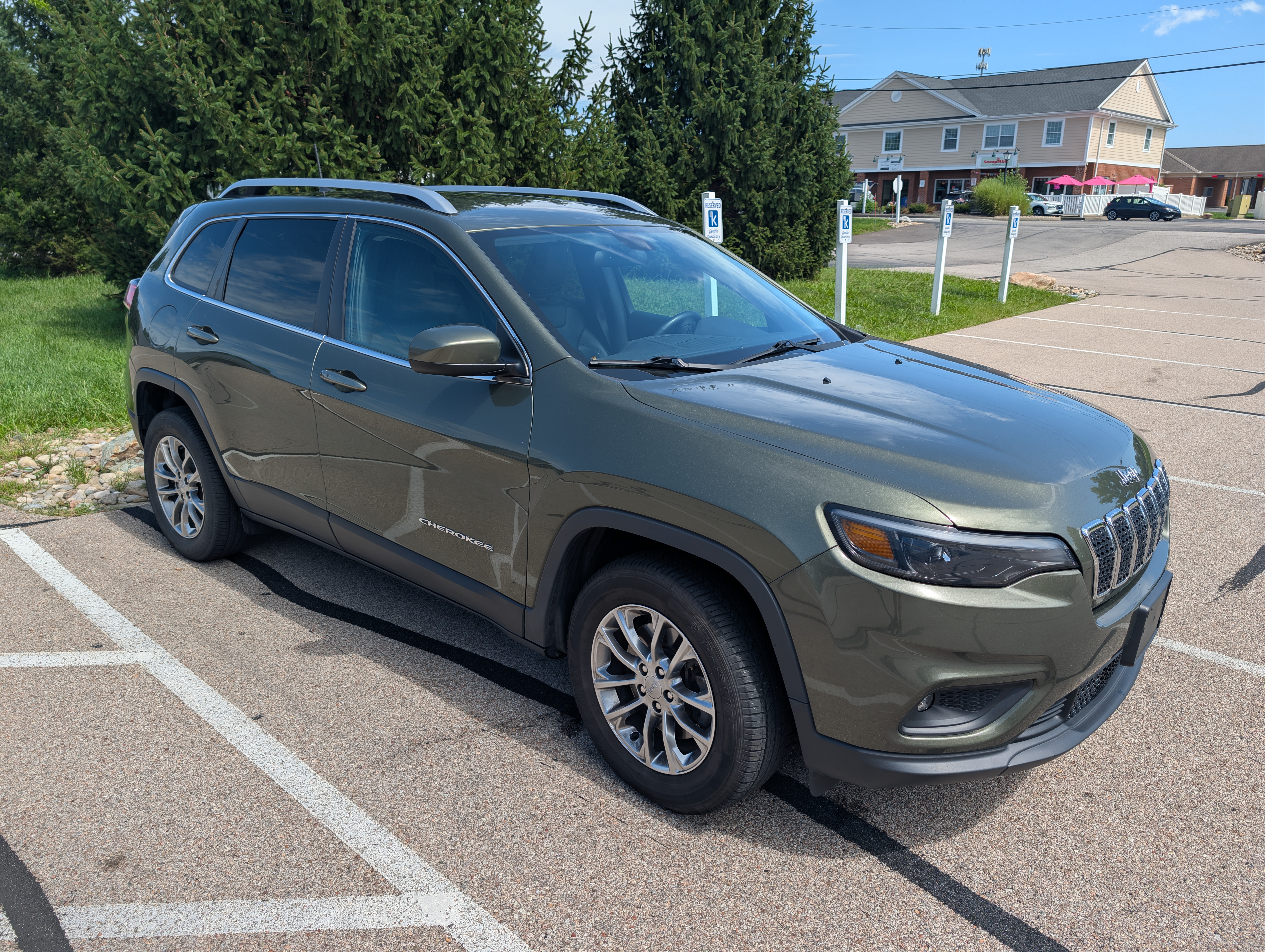 Used 2019 Jeep Cherokee Latitude Plus w/ Cold Weather Group AWD/4WD image 4
