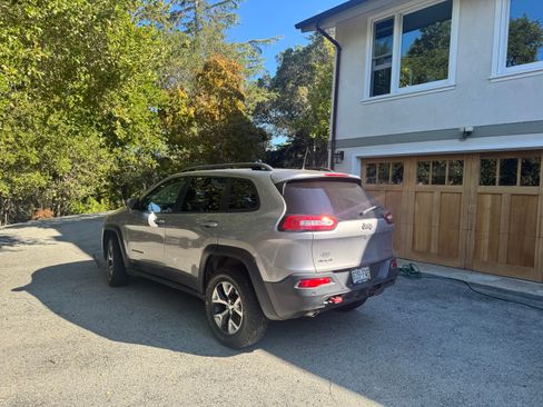 Used 2016 Jeep Cherokee Trailhawk w/ Comfort/Convenience Group AWD/4WD image 4