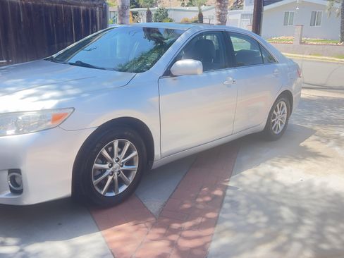 Used 2010 Toyota Camry Hybrid FWD image 2