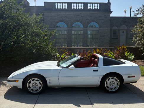 Used 1992 Chevrolet Corvette Coupe RWD image 2