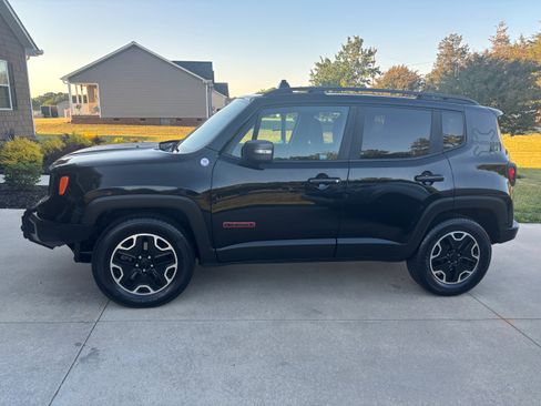 Used 2017 Jeep Renegade Trailhawk w/ Popular Equipment Group AWD/4WD image 9
