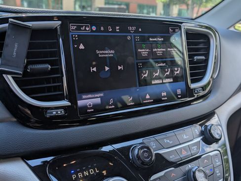 Used 2022 Chrysler Pacifica Touring-L image 9