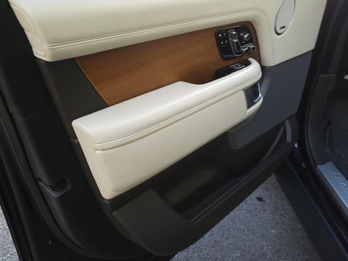 Used 2020 Land Rover Range Rover HSE image 25