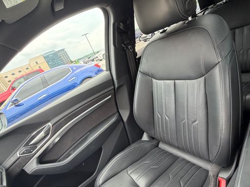 Used 2019 Audi e-tron Prestige w/ Prestige Package AWD/4WD image 29