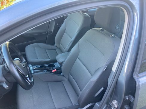 Used 2016 Volkswagen Golf S image 16