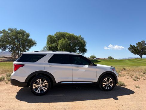 Used 2020 Ford Explorer Platinum w/ Premium Technology Package AWD/4WD image 2