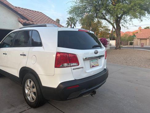 Used 2013 Kia Sorento LX image 2