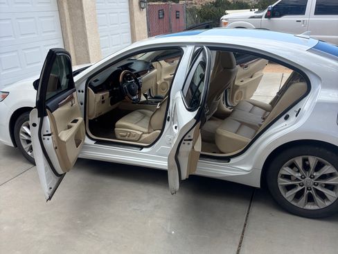 Used 2014 Lexus ES 300h w/ Premium Package w/Bamboo Trim FWD image 13