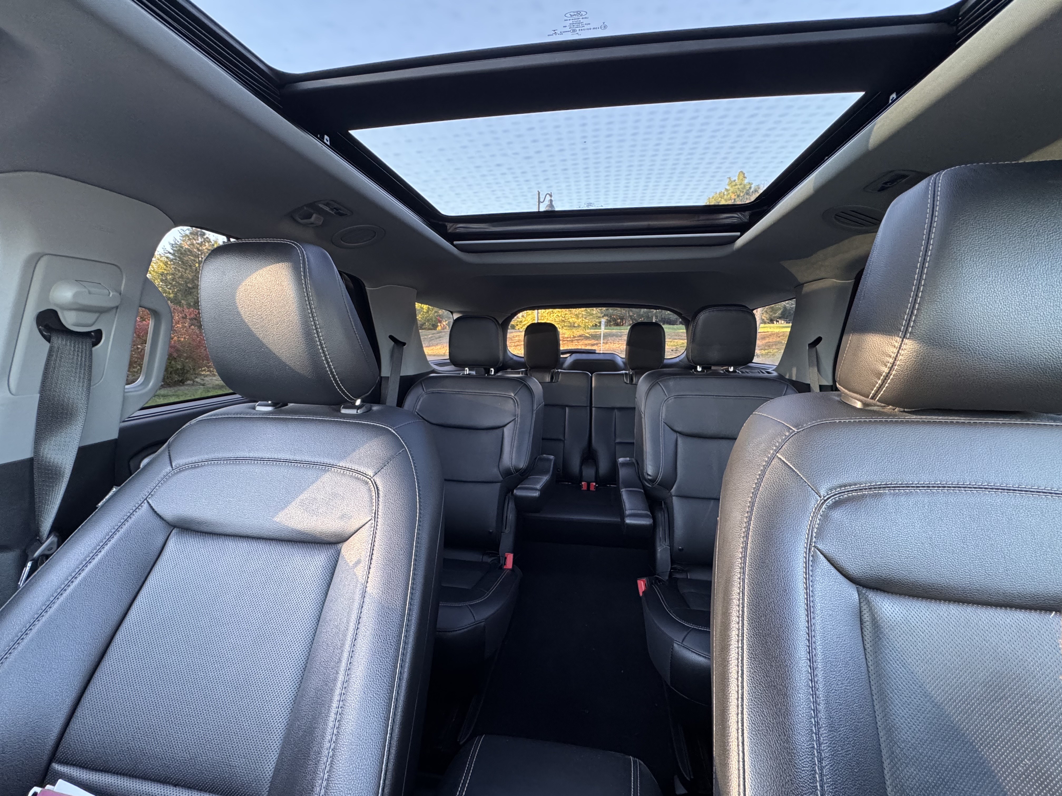 Used 2022 Ford Explorer Limited w/ Equipment Group 301A AWD/4WD image 15