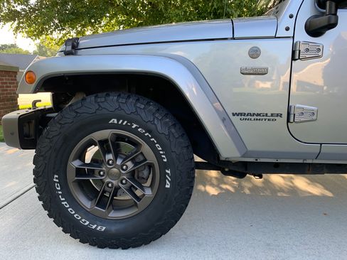 Used 2017 Jeep Wrangler Unlimited Sahara AWD/4WD image 8