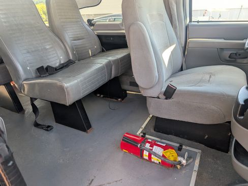 Used 2006 Ford E-150 and Econoline 150 XLT Van 3D image 12