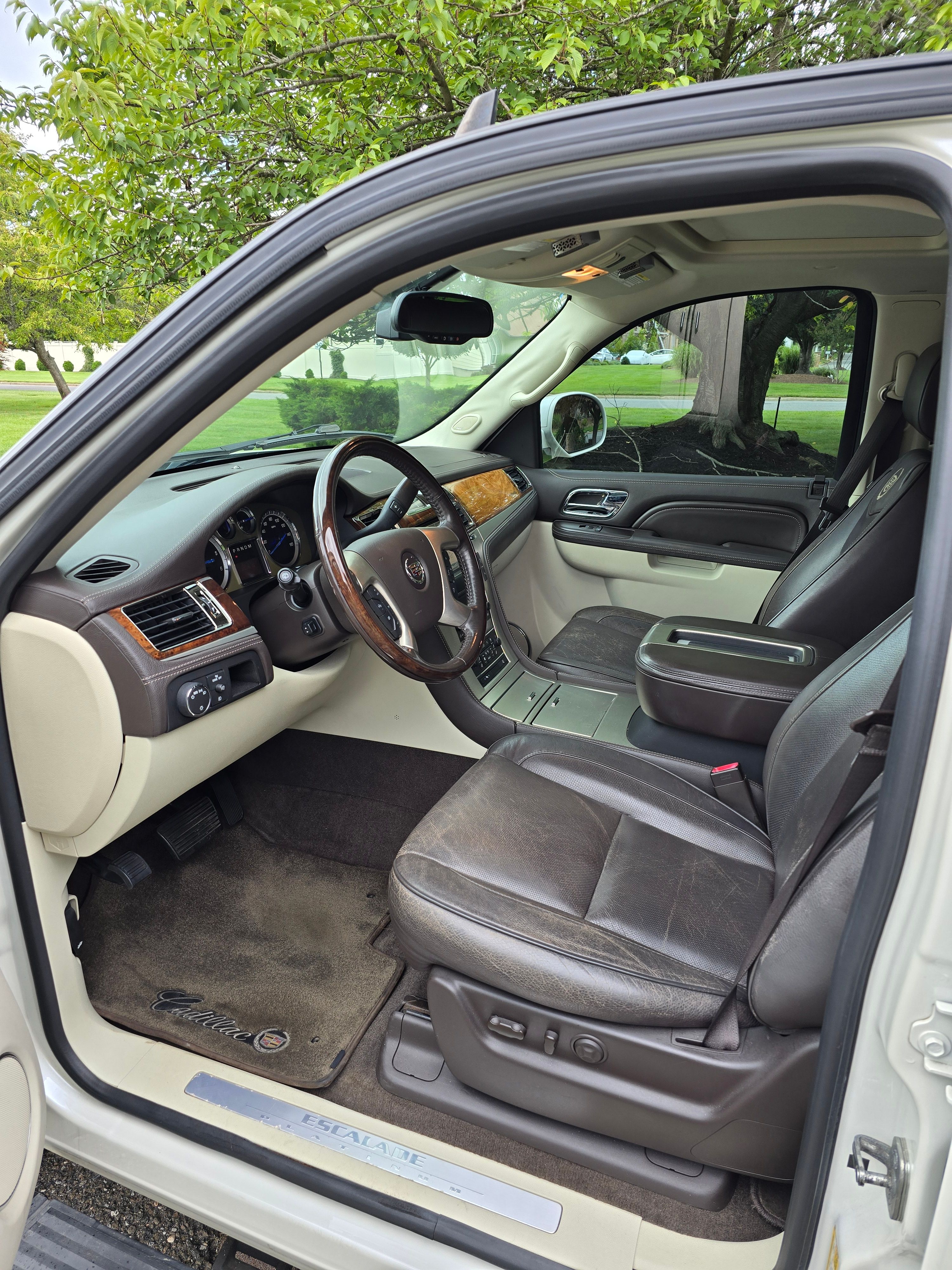 Used 2014 Cadillac Escalade Platinum AWD/4WD image 16