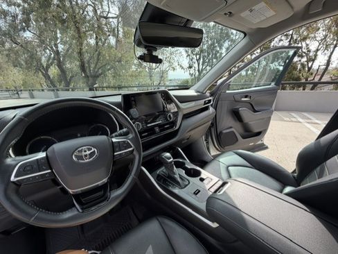Used 2021 Toyota Highlander XLE AWD/4WD image 10