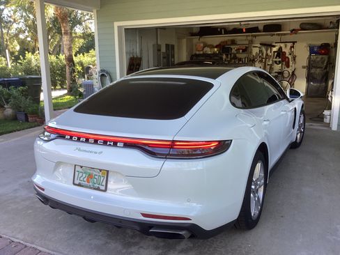 Used 2022 Porsche Panamera 4 E-Hybrid image 2