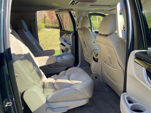 Used 2019 Cadillac Escalade ESV Luxury image 12