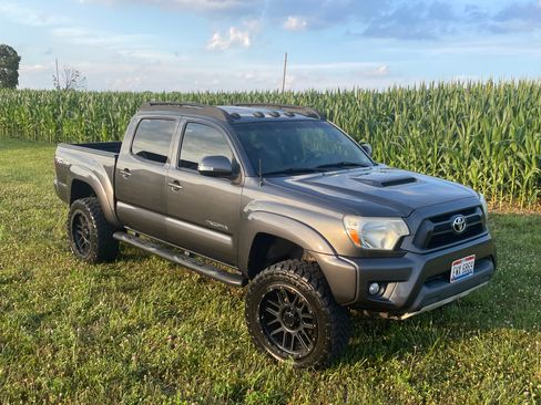 Used 2014 Toyota Tacoma 4x4 Double Cab w/ TRD Sport Package image 4