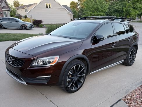 Used 2018 Volvo V60 T5 Cross Country Platinum AWD/4WD image 1
