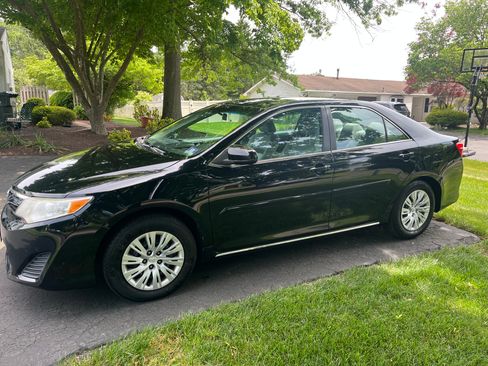 Used 2014 Toyota Camry LE FWD image 1