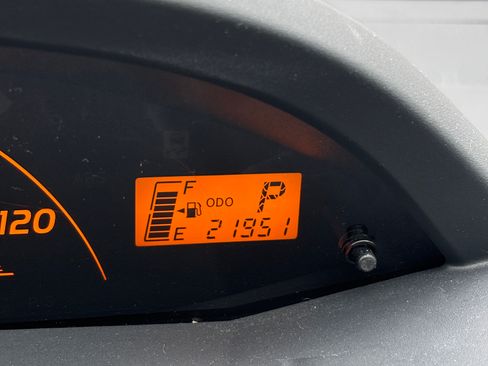 Used 2010 Toyota Yaris 2-Door Hatchback FWD image 6