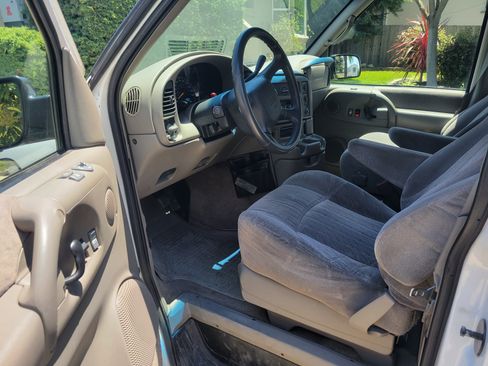 Used 1998 GMC Safari AWD image 10