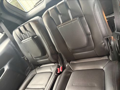 Used 2018 Ford Explorer XLT w/ Equipment Group 202A FWD image 13