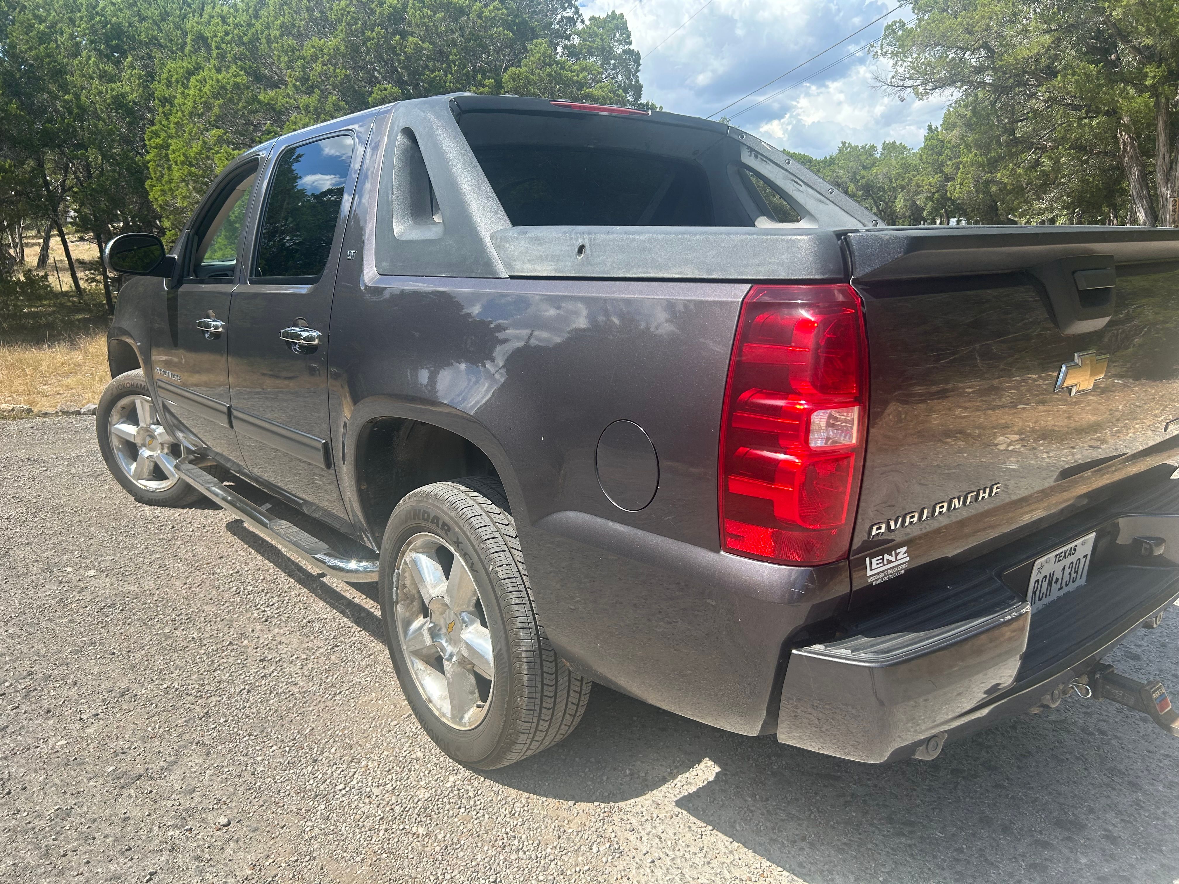 Used 2010 Chevrolet Avalanche LT w/ Luxury Package AWD/4WD image 9