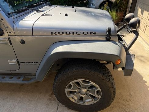 Used 2016 Jeep Wrangler Unlimited Rubicon w/ Connectivity Group AWD/4WD image 14