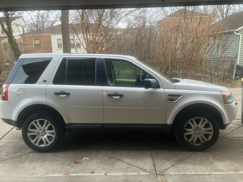 Used 2008 Land Rover LR2 SE image 2