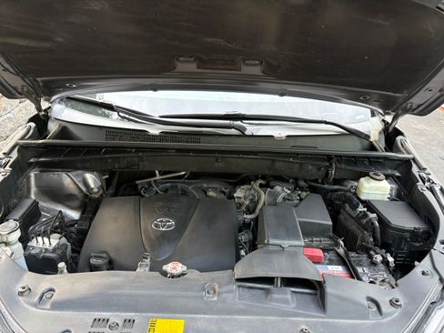 Used 2019 Toyota Highlander Limited Platinum FWD image 6