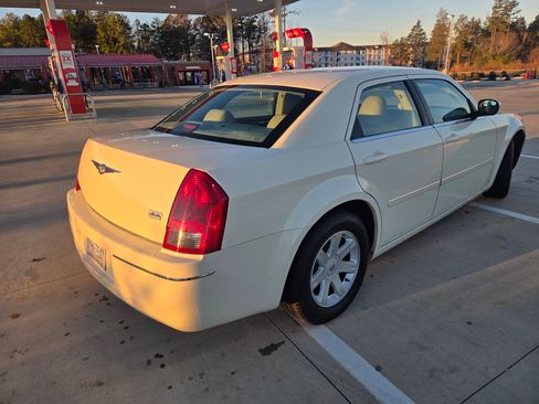 Used 2007 Chrysler 300 Touring image 8