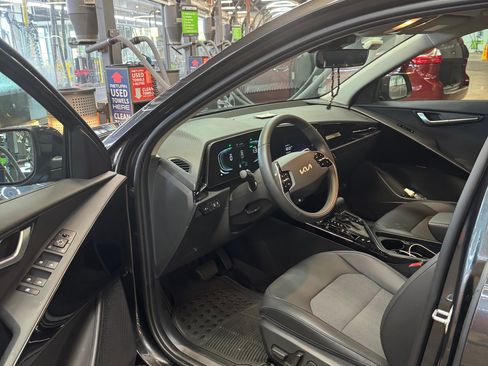 Used 2025 Kia Niro EX image 13