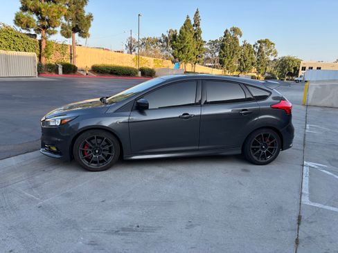 Used 2016 Ford Focus ST FWD image 4