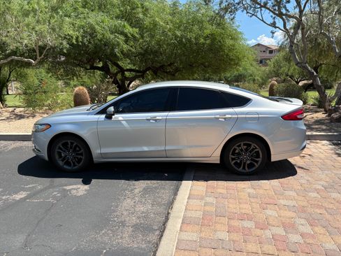 Used 2018 Ford Fusion SE w/ Equipment Group 201A FWD image 4