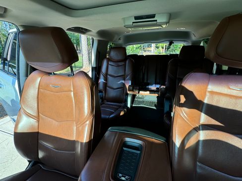 Used 2016 Cadillac Escalade Luxury AWD/4WD image 13